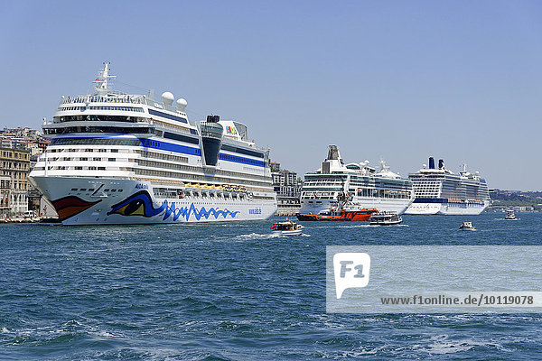 Vorne Kreuzfahrtschiff AIDAstella,  Baujahr 2013,  253, 3m lang,  2700 Passagiere,  am Kai von Karaköy,  Istanbul Modern,  Beyoglu,  Istanbul,  Türkei,  Asien