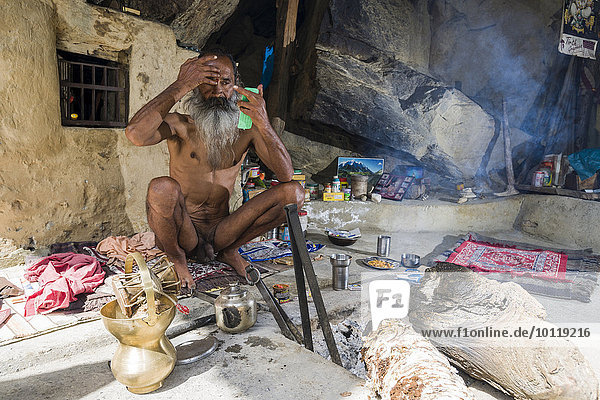 Mahant Naomi Giri  52 Jahre  Sadhu  lebt als Eremit in einer Höhle am Ufer des heiligen Flusses Ganges  Gangotri  Uttarakhand  Indien  Asien