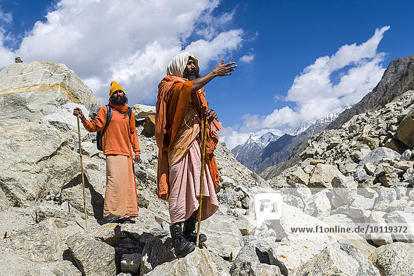 Zwei Sadhus  heilige Männer  auf dem Weg zum Gaumukh  Hauptquelle des Ganges  Gangotri  Uttarakhand  Indien  Asien