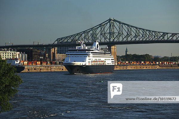 Kreuzfahrtschiff Maasdam fährt ein in den Old Port  Alter Hafen  Montréal  Provinz Québec  Kanada  Nordamerika