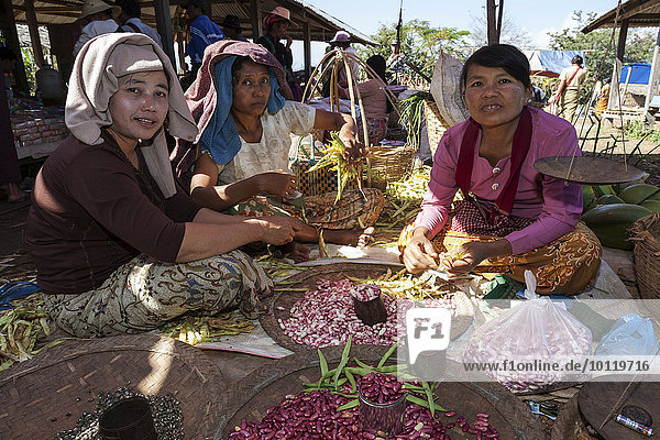 Einheimische Frauen verkaufen Hülsenfrüchte auf dem Land-Markt in Maing Thauk  Inle-See  Shan-Staat  Myanmar  Asien
