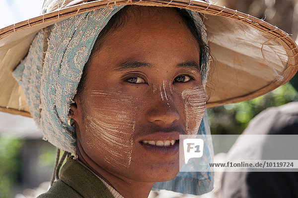 Einheimische Frau mit typischer Kopfbedeckung  Portrait  bei Kalaw  Shan-Staat  Myanmar  Asien