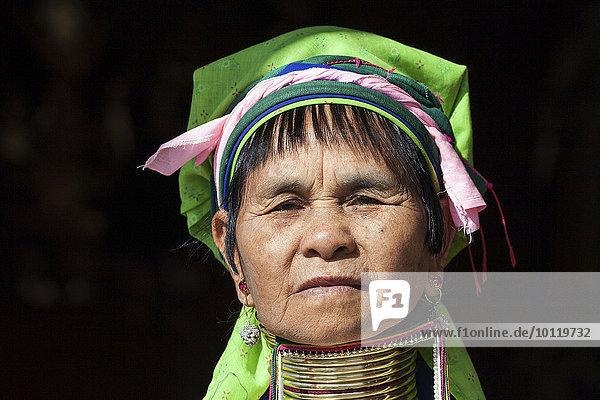 Frau vom Volkstamm der Padaung in typischer Kleidung und Kopfbedeckung  Halsschmuck  Portrait  Inle-See  Shan-Staat  Myanmar  Asien