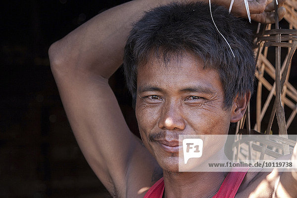 Einheimischer Mann  lächelt  Portrait  Indein  Inle-See  Shan-Staat  Myanmar  Asien