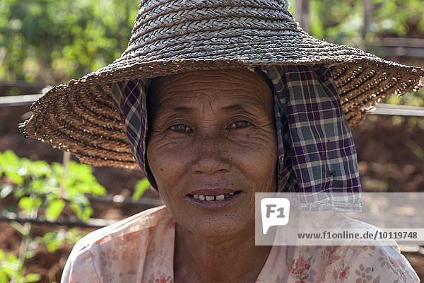 Einheimische Frau mit typischer Kopfbedeckung  Portrait  Indein  Inle-See  Shan-Staat  Myanmar  Asien