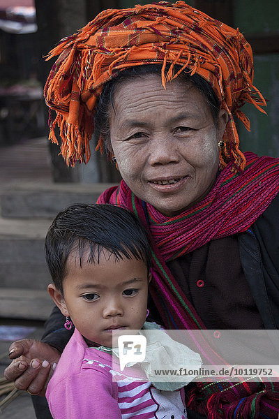 Einheimische Frau vom Volkstamm der Shan mit Kind  Portrait  Nyaungshwe  Shan-Staat  Myanmar  Asien