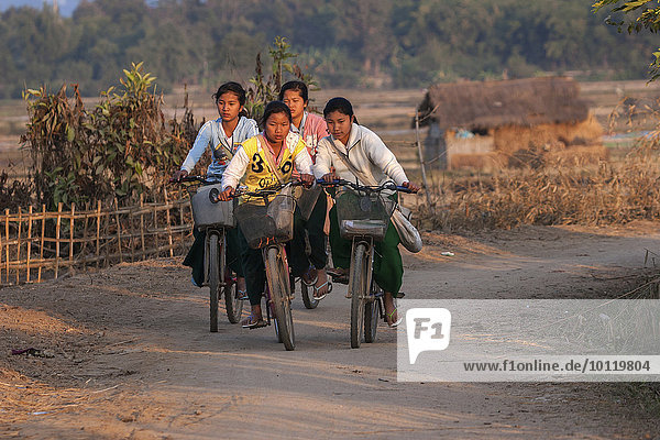 Schule (Einrichtung) Rückkehr Fahrrad Rad Mädchen Abenddämmerung Myanmar Asien