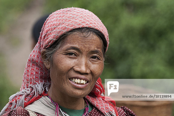 Portrait Frau Berg Dorf blass Myanmar Asien Volksstamm Stamm
