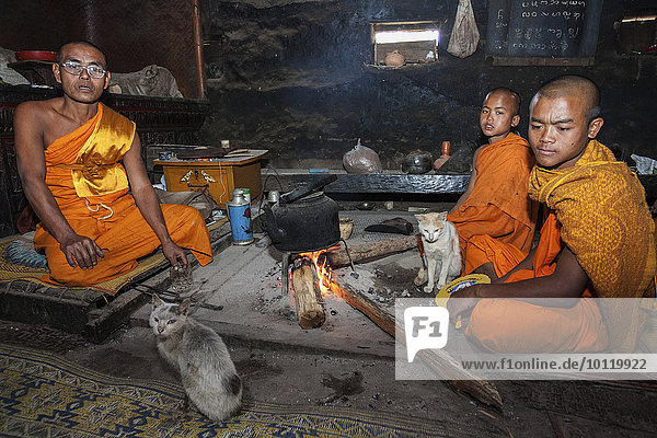 fünfstöckig Buddhismus Lehrling blass Myanmar Asien Kloster Mönch