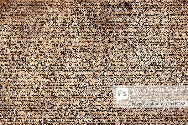 Eine der 729 Marmortafeln des Tipitaka  myanmarische Schriftzeichen  Kuthodaw Pagode  Mandalay  Divison Mandalay  Myanmar  Asien