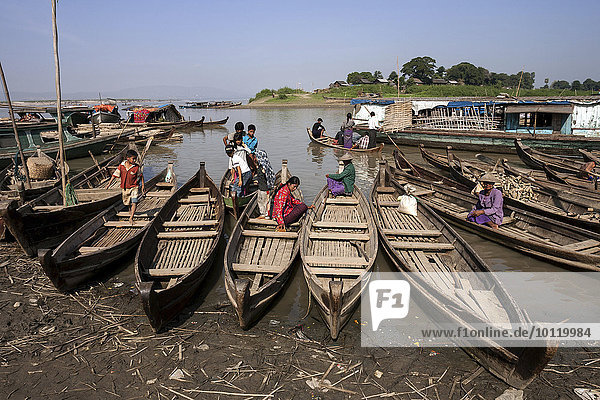 Many wooden boats at the dock in the river Irrawaddy  also Ayeyarwaddy  Mandalay  Division Mandalay  Myanmar  Asia