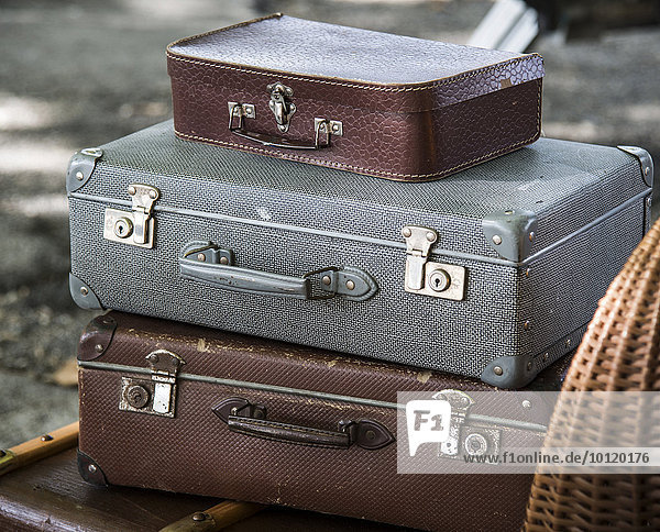Aufeinander gestapelte alte Koffer