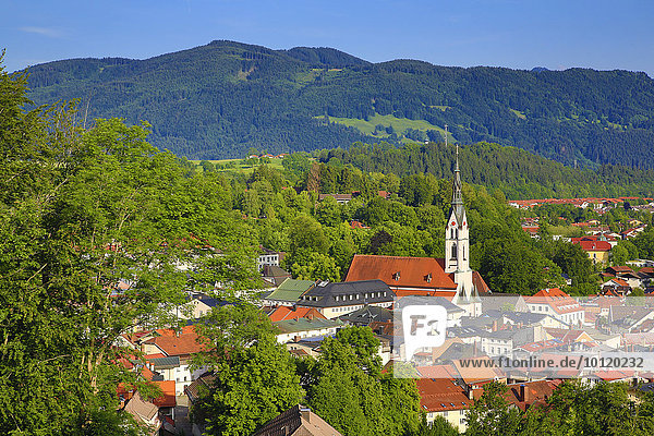 Ausblick vom Kalvarienberg Bad Tölz Oberbayern Bayern Deutschland Europa