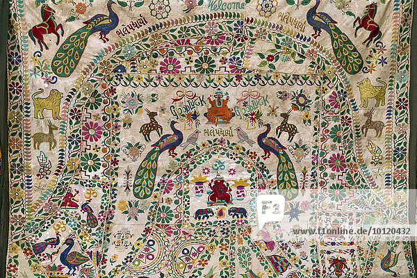 Gestickte Decke mit indischen Motiven und Aufschrift Good Luck  Jaisalmer  Rajasthan  Indien  Asien