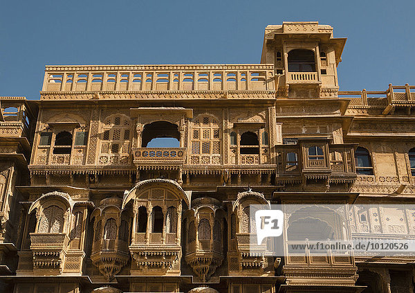 Fenster und Balkone  filigran verzierte Hausfassade des Patwon Ki Haveli oder Patwa ki Haveli  Jaisalmer  Rajasthan  Indien  Asien