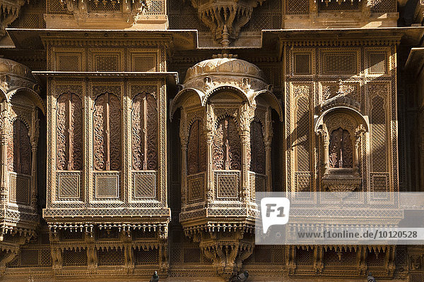 Fenster  filigran verzierte Hausfassade des Patwon Ki Haveli oder Patwa ki Haveli  Jaisalmer  Rajasthan  Indien  Asien