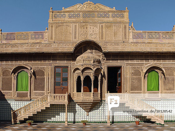 Museumseingang  verzierte Sandsteinfassade  Mandir Palace Hotel  Jaisalmer  Rajasthan  Indien  Asien
