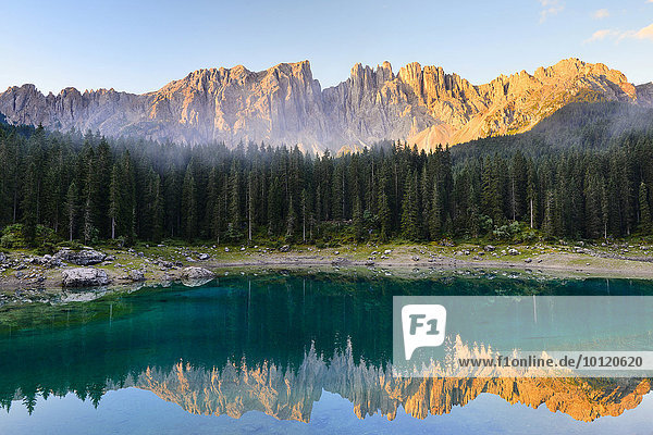 Karersee vor Latemar  Lago di Carezza  Karerpass  Dolomiten  Trentino  Provinz Südtirol  Italien  Europa