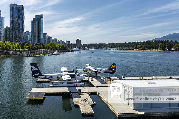 Wasserflugzeuge  Coral Harbour Bezirk dahinter  Vancouver  Provinz British Columbia  Kanada  Nordamerika