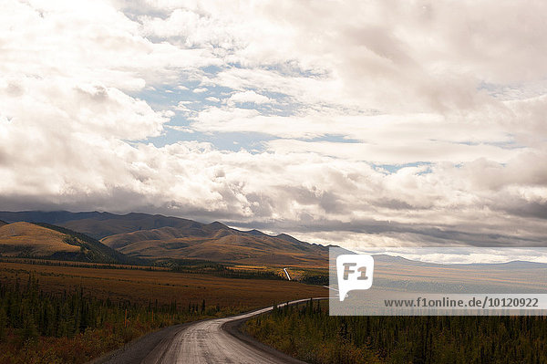 Dempster Highway unter Wolkenhimmel  McPherson  Yukon  Kanada  Nordamerika