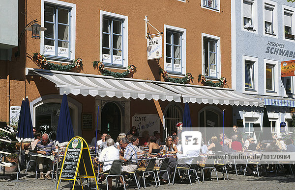 Straßencafe in Bad Reichenhall  Berchtesgadener Land  Bayern  Deutschland  Europa