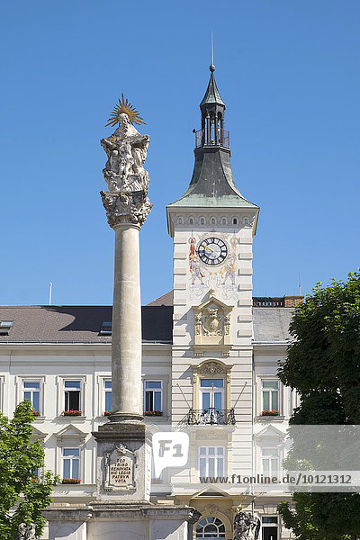 Dreifaltigkeitssäule vor Rathaus am Hauptplatz  Mistelbach  Weinviertel  Niederösterreich  Österreich  Europa