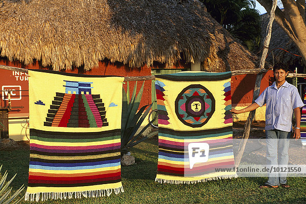 Teppiche als Souvenir in Uxmal  Yucatan  Mexiko  Nordamerika