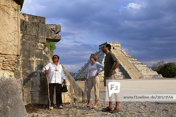 Führer mit Touristen und Kukulcan Pyramide in Chichen Itza,  Yucatan,  Mexiko,  Nordamerika