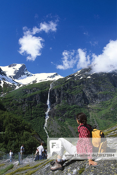 Wanderin im Jostedalsbreen Nationalpark  Norwegen  Skandinavien  Europa