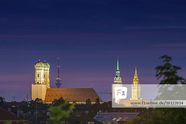 Münchner Dom oder Marienkirche  St. Peter  Rathausturm und Olympiaturm bei Nacht  München  Bayern  Deutschland  Europa