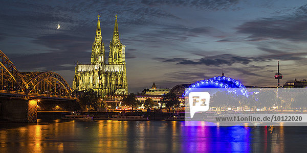 Stadtpanorama Köln von oben in der Abenddämmerung  mit Rhein  Hohenzollernbrücke  Dom  Musical Dome  Fernsehturm Colonius  Philharmonie  hinten aufgehender Mond  Köln  Nordrhein-Westfalen  Deutschland  Europa