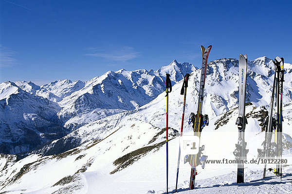 Skier und Stöcke  Nassfeld  Kärnten  Österreich  Europa