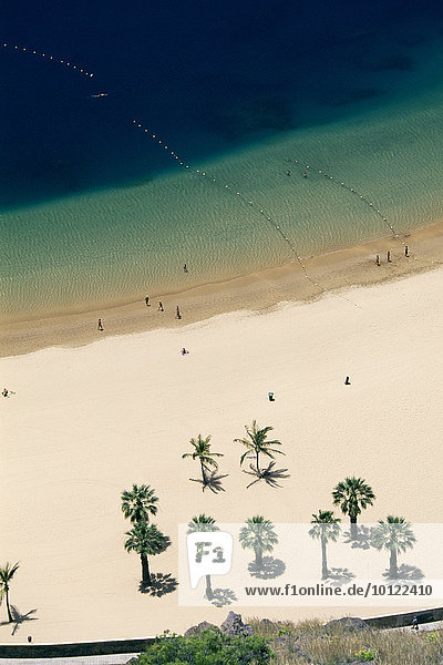 Blick von oben auf den Strand Las Teresitas San Andres Teneriffa Kanarische Inseln Spanien Europa
