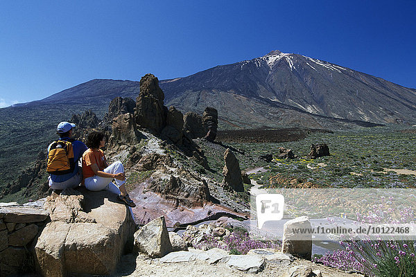 Hikers at Los Roques  Teide Volcano  Parque Nacional del Teide  Tenerife  Canary Islands  Spain  Europe