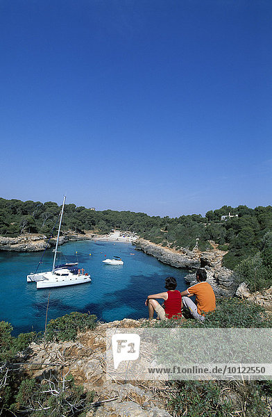 Paar schaut auf die Cala Sa Nau  Mallorca  Balearen  Spanien  Europa