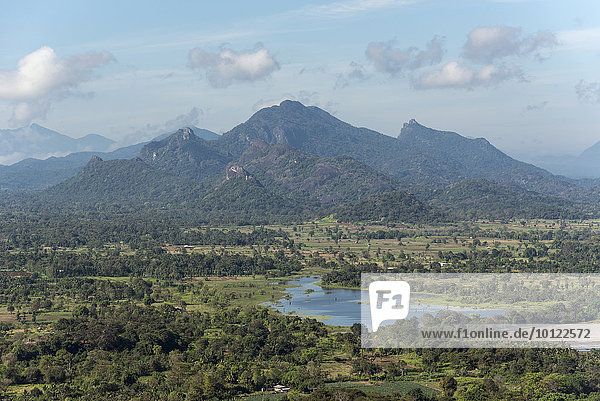 Landschaft von den Festungsruinen auf dem Gipfel des Sigiriya  Lion Rock oder Löwenfelsen  Sri Lanka  Asien