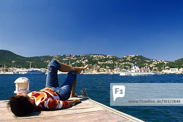Frau auf Steg im Hafen von Port Andratx  Mallorca  Balearen  Spanien  Europa