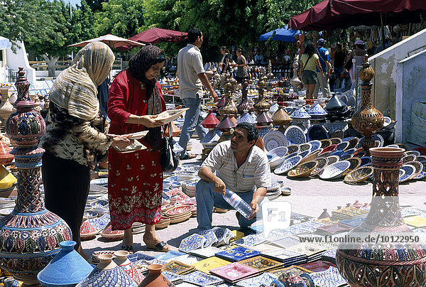 Verkauf von Töpferwaren  Souk  Houmt Souk  Djerba  Tunesien  Afrika