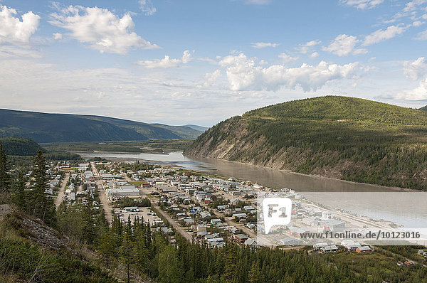 Blick auf Dawson City mit Yukon River  vom Midnight Dome  Yukon Territory  Kanada  Nordamerika