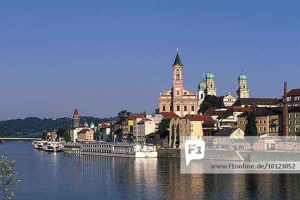 Blick über die Donau auf die Altstadt von Passau mit Donaukreuzfahrtschiff im Vordergrund  Niederbayern  Bayern  Deutschland  Europa