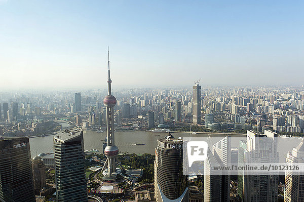 Ausblick vom Jin Mao Tower Wolkenkratzer mit Fernsehturm Oriental Pearl Tower  Huangpu-Fluss  Pudtog  Shanghai  China  Asien