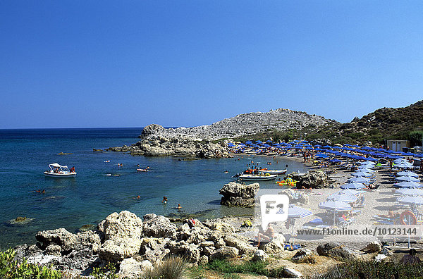 Liegestühle am Ladiko Strand bei Faliraki  Rhodos  Dodekanes  Griechenland  Europa