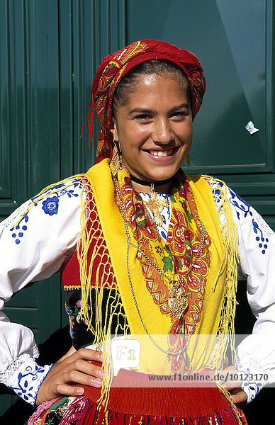 Frau in traditioneller Tracht auf einem Weinfest in Camara de Lobos  Madeira  Portugal  Europa