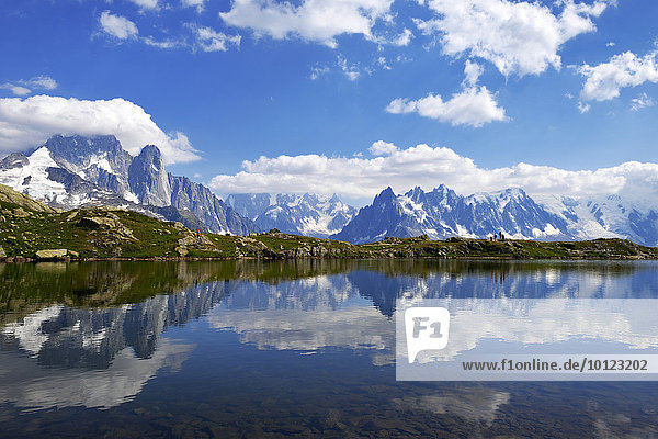 Mont Blanc Massiv spiegelt sich im Lac de Chésserys  links Aiguilles de Chamonix  Chamonix  Frankreich  Europa