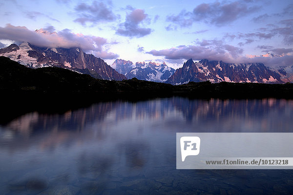 Mont Blanc Massiv im Abendlicht spiegelt sich im Lac de Chésserys  links Aiguilles de Chamonix  Chamonix  Frankreich  Europa