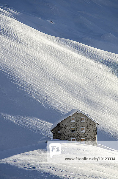 Alte Pforzheimer Hütte  2256m  im Schnee  Berge der Sesvennagruppe  Südtirol  Italien  Europa