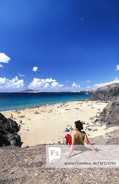 Frau blickt auf Playa Papagayo  Lanzarote  Kanarische Inseln  Spanien  Europa