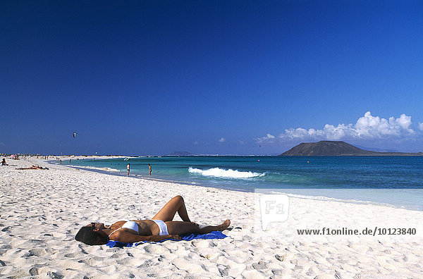 Frau liegt am Strand  Playas de Corralejo  Fuerteventura  Kanarische Inseln  Spanien  Europa