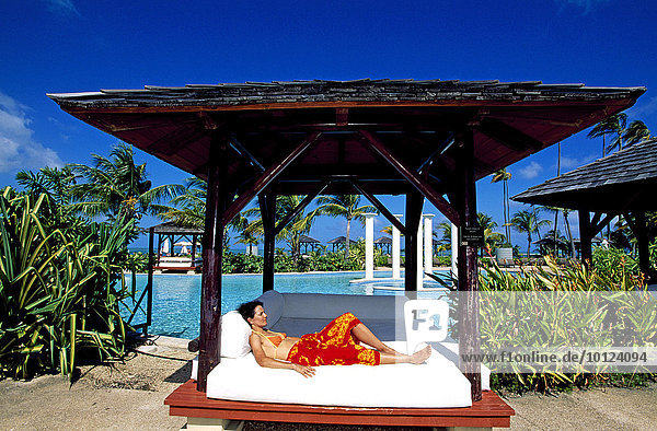 Frau entspannt am Pool  Gran Melia Resort bei Rio Grande  Puerto Rico  Karibik  Nordamerika