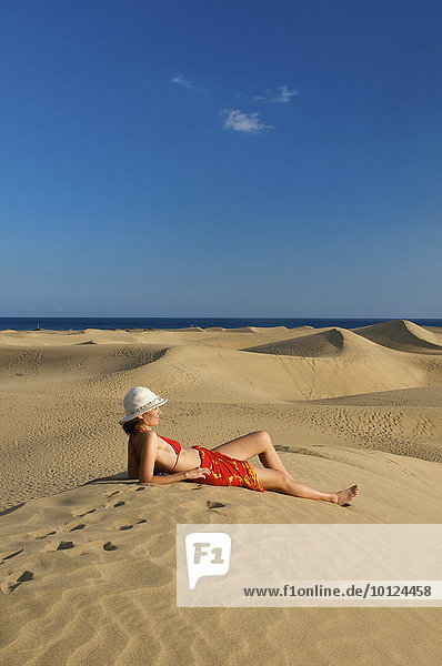Frau vor Sanddünen von Maspalomas  Gran Canaria  Kanarische Inseln  Spanien  Europa